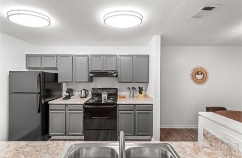 Myrtle Beach Apartment | Viagem Bright 2BR with Pool, Gym & Parking
