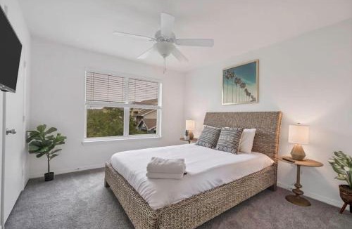 Trailer Estates Apartment | Viagem Peaceful 2BR w Balcony Pool Gym Tennis