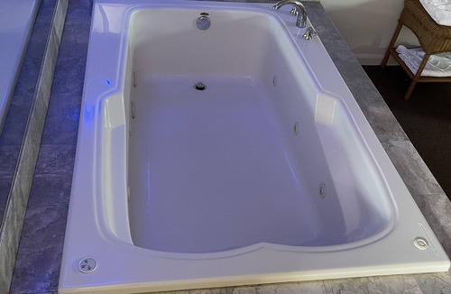 Lyons Hotel | VIBE INN - WHIRLPOOL SUITES
