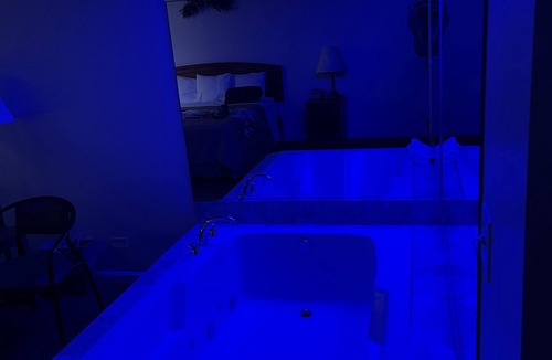 Lyons Hotel | VIBE INN - WHIRLPOOL SUITES