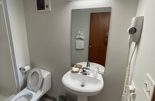 Lyons Hotel | VIBE INN - WHIRLPOOL SUITES