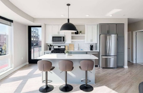 Uptown Apartment | Vibrant 2BR w/King+Queen near DT MPLS | Pool
