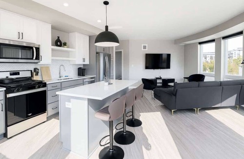 Uptown Apartment | Vibrant 2BR w/King+Queen near DT MPLS | Pool