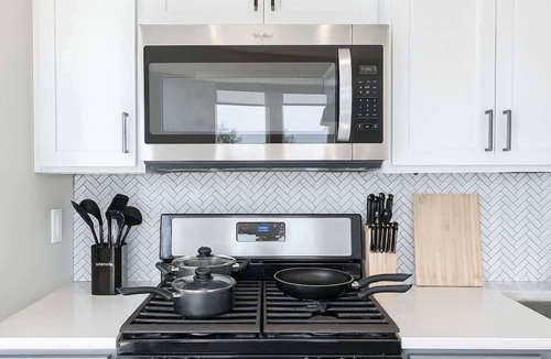 Uptown Apartment | Vibrant 2BR w/King+Queen near DT MPLS | Pool