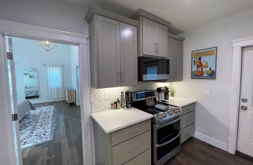 South Perry District House | Vibrant 4-Bed Perry District Unit: Full Kitchen, Outdoor Living – Groups' Dream!