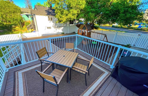 South Perry District House | Vibrant 4-Bed Perry District Unit: Full Kitchen, Outdoor Living – Groups' Dream!