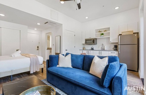 East Cesar Chavez Apartment | Vibrant Austin Studio | Balcony + Parking + Wi-Fi