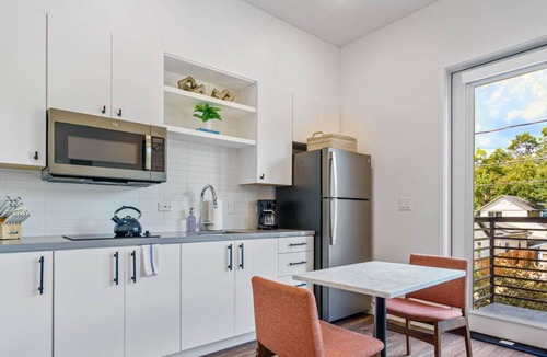 East Cesar Chavez Apartment | Vibrant Austin Studio | Balcony + Parking + Wi-Fi