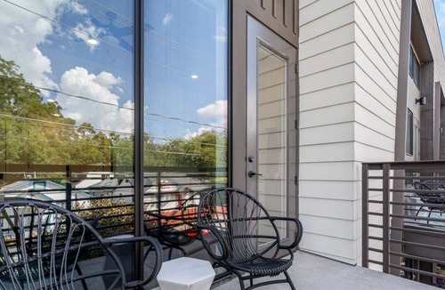 East Cesar Chavez Apartment | Vibrant Austin Studio | Balcony + Parking + Wi-Fi