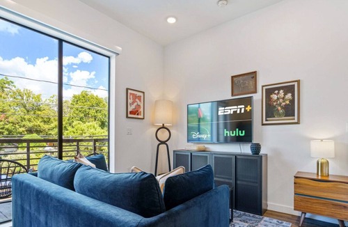 East Cesar Chavez Apartment | Vibrant Austin Studio | Balcony + Parking + Wi-Fi