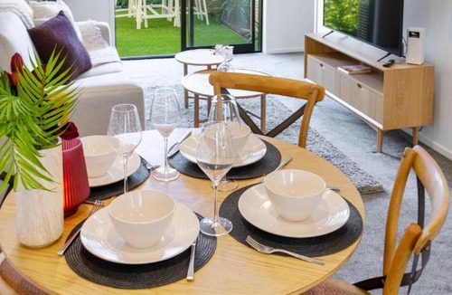 Christchurch City Centre Apartment | Vibrant Central Christchurch Pad 2 bed 1 bath with park
