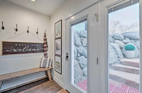 Draper Apartment | Vibrant Chic Home ~ 20 Mi to Salt Lake City!
