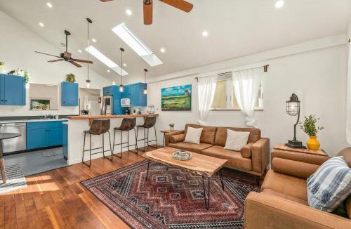 Martinez Park House | Vibrant Downtown Bungalow - Walk Everywhere!