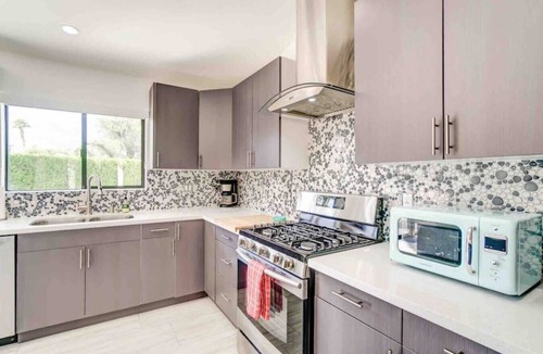 Sunmor House | Vibrant Mid-Century Jewel In Central Palm Springs
