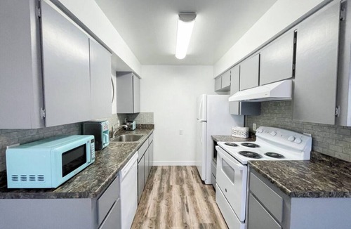 Coalinga House | Vibrant & modern Coalinga home perfect for families or work trips! Enjoy a fully equipped kitchen, dedicated workspace with blazing-fast Wi-Fi, and a private patio. Walk to local shops & restaurants.