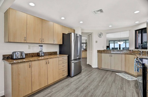 Sand Key Condo | Vibrant ocean view condo with hot tub tennis court pool WD balcony and grill