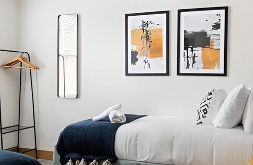 East Walworth Apartment | Vibrant Urban Escape, Family Friendly - Sleeps 8!