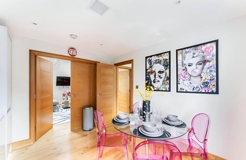 East Walworth Apartment | Vibrant Urban Escape, Family Friendly - Sleeps 8!