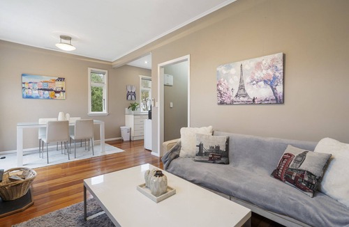 Featherston House | Vibrant Villa - Featherston Holiday Home