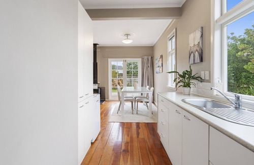 Featherston House | Vibrant Villa - Featherston Holiday Home