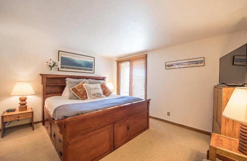 Mount Crested Butte Apartment | Vibrantly Decorated Plaza Condo Apts