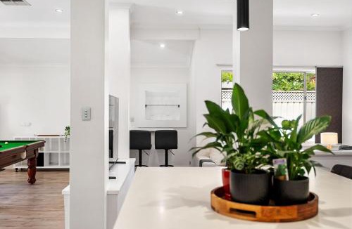 Victoria Park House | Vic Park Central - Modern Luxury Retreat