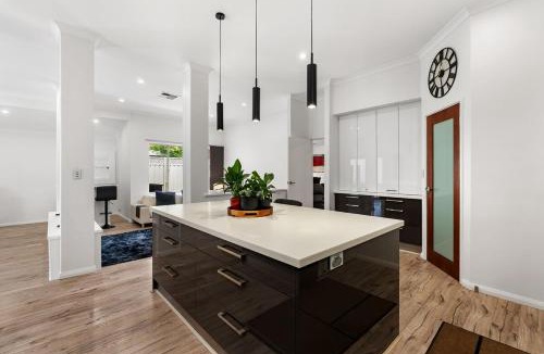 Victoria Park House | Vic Park Central - Modern Luxury Retreat