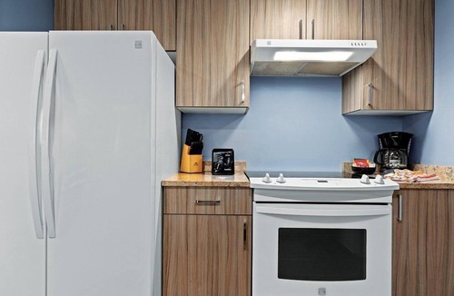 James Bay Resort | Victoria | Group Harbor Retreat | Pool + Harbor | 2BR