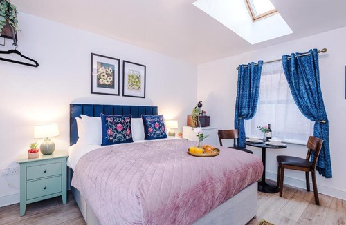 Leamington Spa Apartment | Victoria Park Studio 11 - Free Parking, WiFi, Near Town Centre, Free DisneyPlus, Prime & Netflix