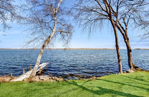 Ripon House | Victorian All-Suite Lakefront 3BR w/Pier