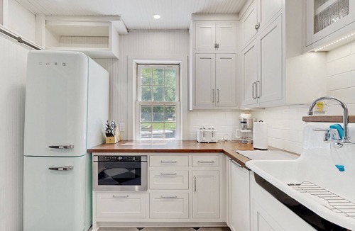 Ripon House | Victorian all-suite lakefront house with pier, piano, & wood fireplace
