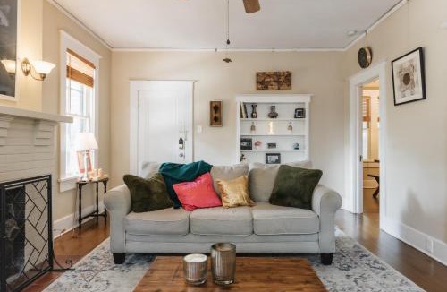 West Campus Apartment | Victorian Gem near UT Perfect for Back to School, Football, ACL & F1 with Free Parking