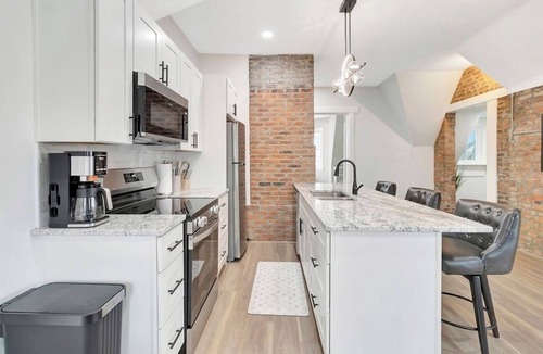 East Walnut HIlls Apartment | Victorian Haven on the Hill - Top 2 Floors