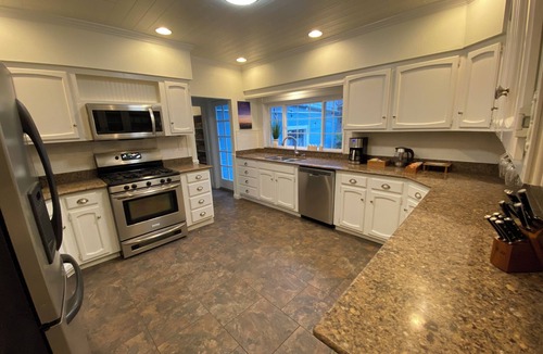 Arcata House | Victorian in Downtown Arcata features 8 bedrooms