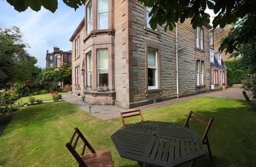Newington Villa | Victorian Villa Ard Na Said with free parking, 20 minute walk to royal mile