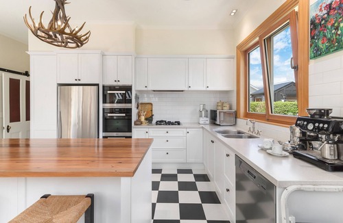Lowburn House | Victorian Villa - Cromwell Holiday Home