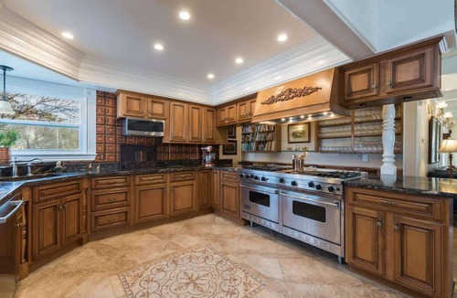 Paso Robles House | ViCTORIAN ViLLA-Hot Tub, Pool Table, Fabulous Yard