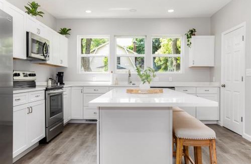 Near Northwest House | Victory Villa - 5 BR 5 Min From CampusND Living