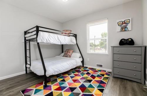 Near Northwest House | Victory Villa - 5 BR 5 Min From CampusND Living