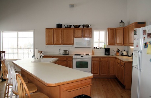 Union Gap House | View; float the Yakima River; Sleeps 8 + movable foam mattress can sleep 9.