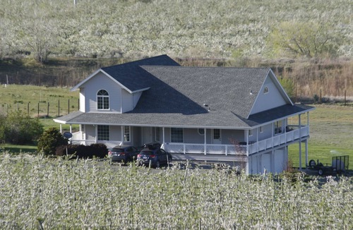 Union Gap House | View; float the Yakima River; Sleeps 8 + movable foam mattress can sleep 9.