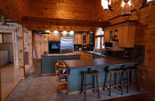 Tate House | "View on a Whim” Luxury Cabin with Breathtaking Views, Theatre, Hot Tubs, Hiking