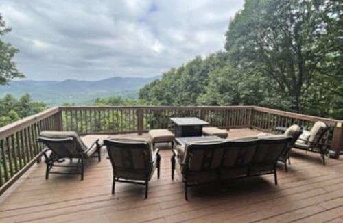 Tate House | "View on a Whim” Luxury Cabin with Breathtaking Views, Theatre, Hot Tubs, Hiking