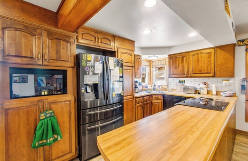 Green Bay House | View Stadium; Steps to Packer Game Titletown District Park; Tailgate Fun Family