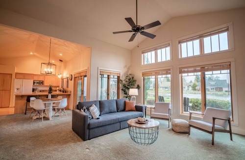 Sisters House | View stunning sunsets and enjoy cozy comfort steps from the heart of Sisters.