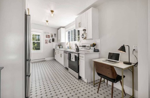 North Admiral Apartment | View-tiful Top Floor Apartment one Block from Alki Beach