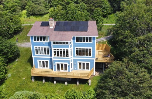 Old Timberline House | VIEW!VIEW! 5BR 5BA, Hot tub,Internet,EV Charger, Mins to Ski, Walks to DollySods