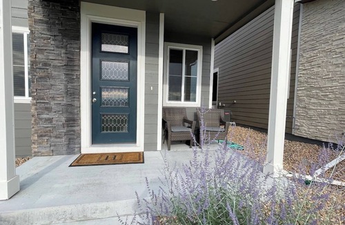 Commerce City House | Views and Adventure Awaits - Beautiful Townhome near Denver Int'l Airport