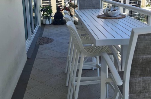 Main Beach Apartment | Views, Central to Beach, Restaurants, Tram & Clubs