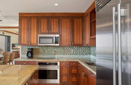 Wailea Condo | Views Down the Entire Beach | Makena Surf E103